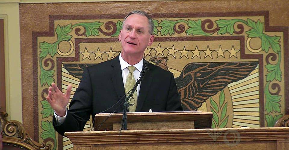 Gov. Dennis Daugaard giving a speech