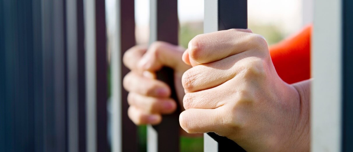 Gripping steel bars